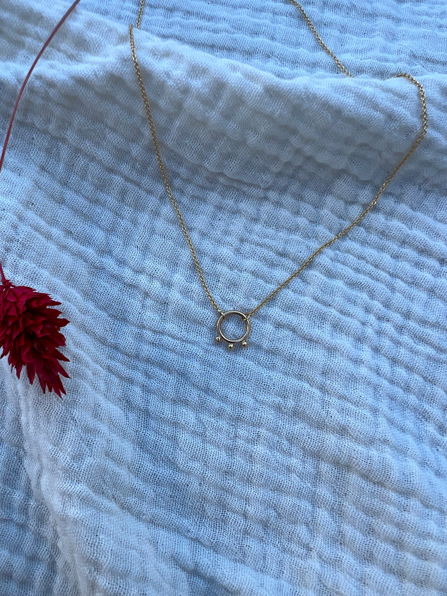 Collier chifoumi en or jaune
Bijoux faits main à Lyon
Créatrice / artisane de bijoux
En or 18 carats
Joaillerie responsable
Sur-mesure