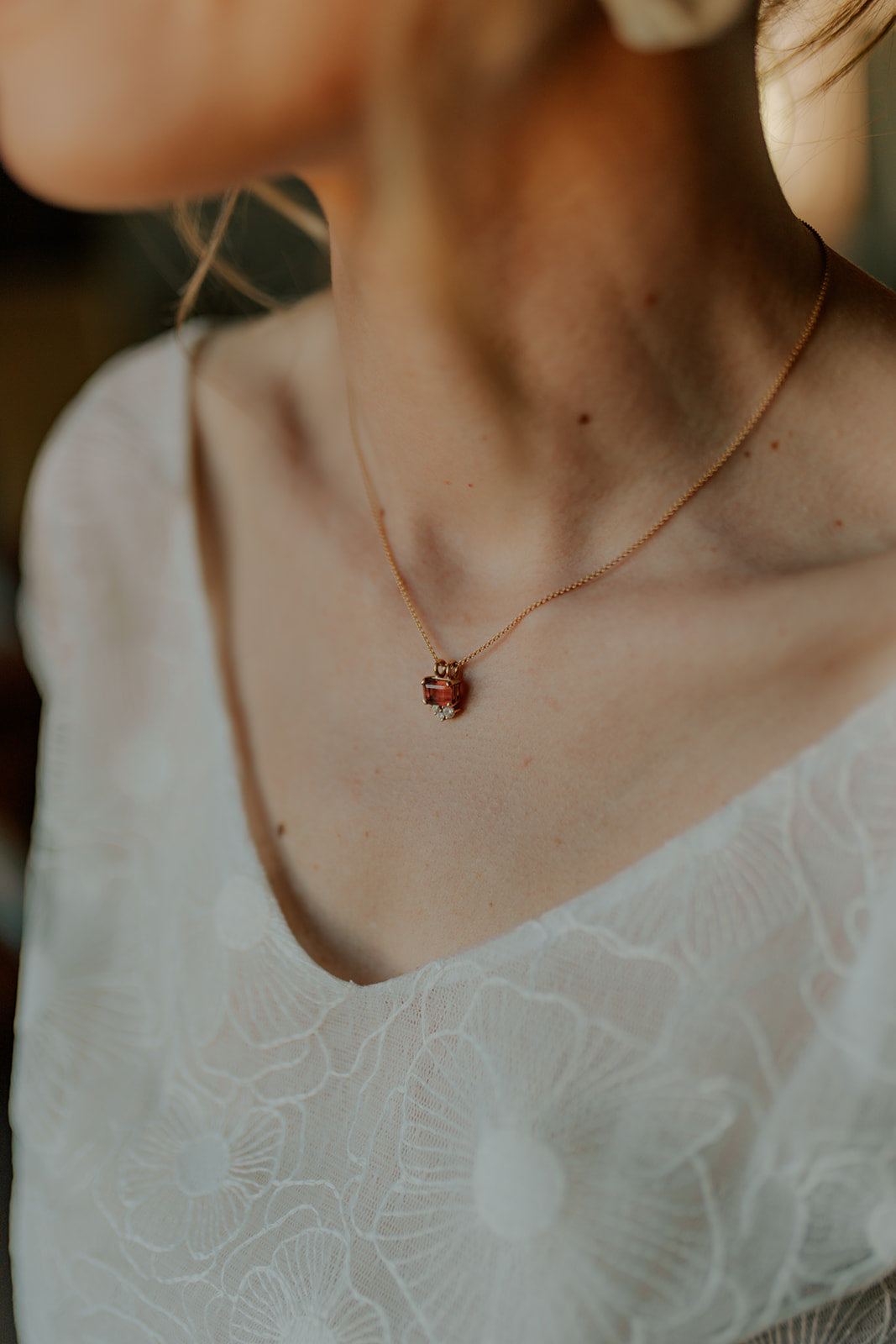 Collier tourmaline et diamant
Bijoux faits main à Lyon
Créatrice / artisane de bijoux
En or 18 carats
Joaillerie responsable
Sur-mesure