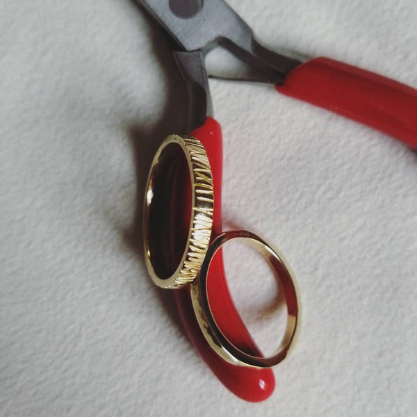 Alliance ciselée
Bijoux faits main à Lyon
Créatrice / artisane de bijoux
En or 18 carats
Joaillerie responsable
Sur-mesure