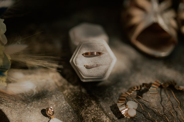 Alliances courbée avec diamants et alliance ruban Bijoux faits main à Lyon
Créatrice / artisane de bijoux
En or 18 carats
Joaillerie responsable
Sur-mesure