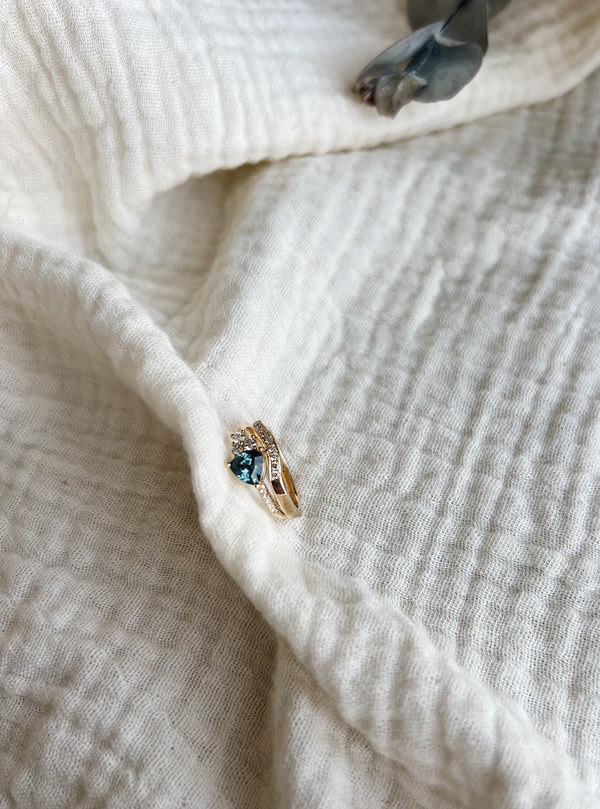 Alliances or jaune diamants et saphir
Bijoux faits main à Lyon
Créatrice / artisane de bijoux
En or 18 carats
Joaillerie responsable
Sur-mesure