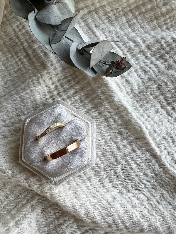 Alliances courbée en or jaune et alliance ruban en or rose et brossée
Bijoux faits main à Lyon
Créatrice / artisane de bijoux
En or 18 carats
Joaillerie responsable
Sur-mesure