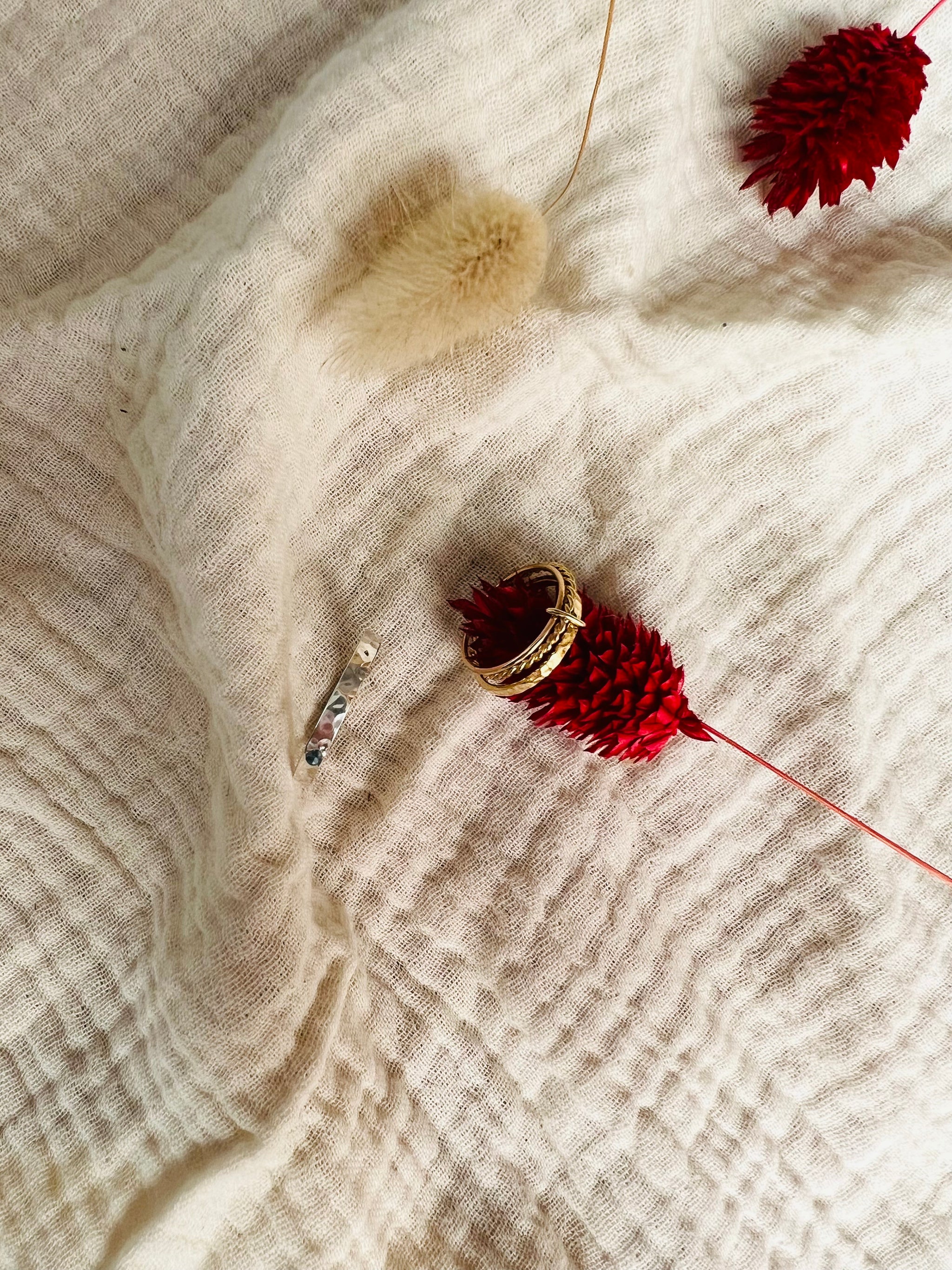 Alliances martelées en or
Bijoux faits main à Lyon
Créatrice / artisane de bijoux
En or 18 carats
Joaillerie responsable
Sur-mesure