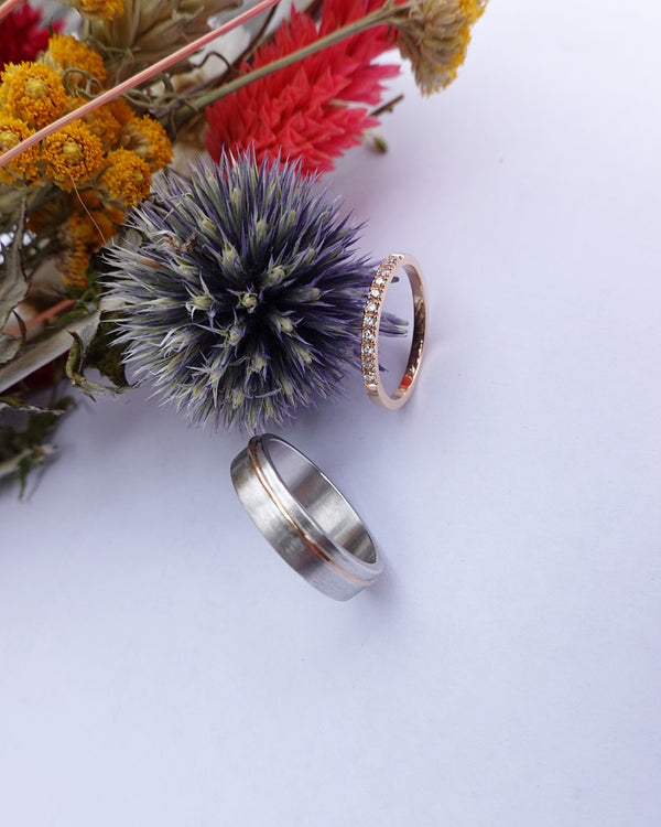 Alliance brossée en or blanc et alliance en or rose diamants
Bijoux faits main à Lyon
Créatrice / artisane de bijoux
En or 18 carats
Joaillerie responsable
Sur-mesure