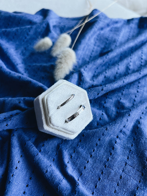 Alliances or gris gravées
Bijoux faits main à Lyon
Créatrice / artisane de bijoux
En or 18 carats
Joaillerie responsable
Sur-mesure