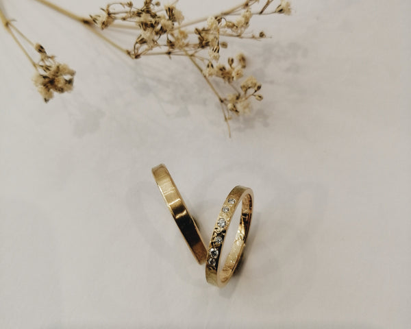 Alliances ruban brossé et diamants
Bijoux faits main à Lyon
Créatrice / artisane de bijoux
En or 18 carats
Joaillerie responsable
Sur-mesure