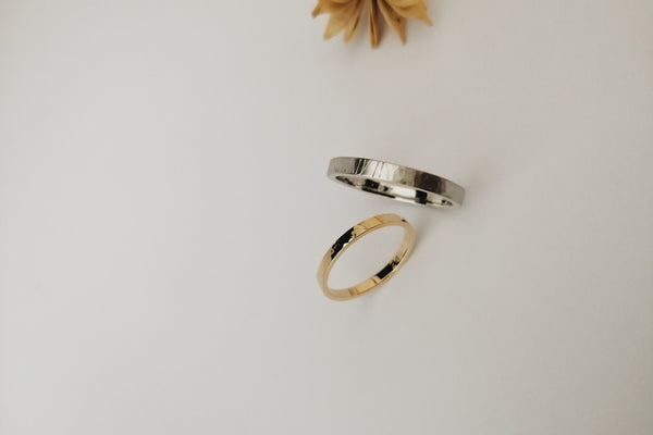 Alliances ruban en or blanc et jaune martelée et ciselée
Bijoux faits main à Lyon
Créatrice / artisane de bijoux
En or 18 carats
Joaillerie responsable
Sur-mesure