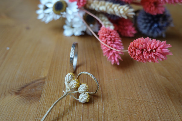 Alliances ruban martelée et diamant tour complet
Bijoux faits main à Lyon
Créatrice / artisane de bijoux
En or 18 carats
Joaillerie responsable
Sur-mesure