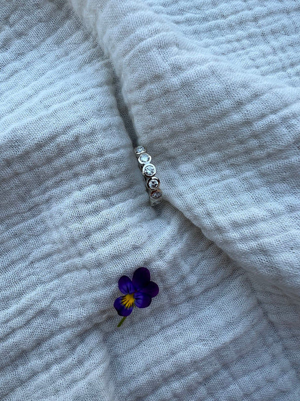 Bague diamants sertissage clos
Bijoux faits main à Lyon
Créatrice / artisane de bijoux
En or 18 carats
Joaillerie responsable