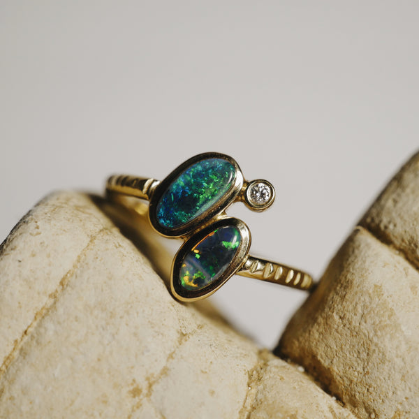 Bague avec deux opales et un diamant
Bijoux faits main à Lyon
Créatrice / artisane de bijoux
En or 18 carats
Joaillerie responsable