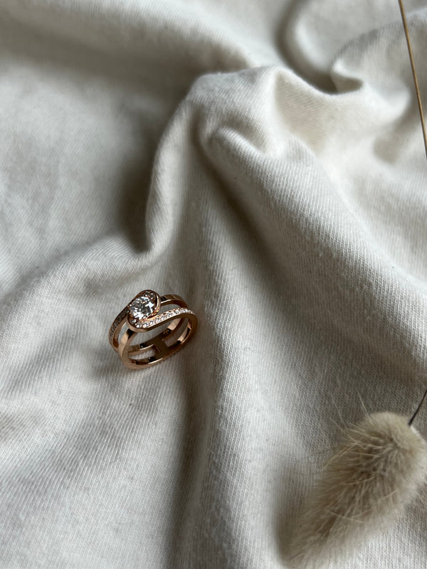 Bague en or rose et diamants
Bijoux faits main à Lyon
Créatrice / artisane de bijoux
En or 18 carats
Joaillerie responsable
Sur-mesure