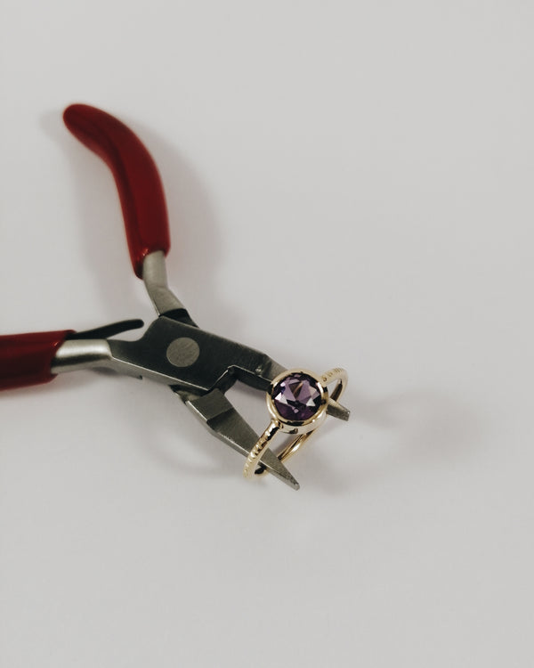 Bague en or  jaune améthyste sertissage clos
Bijoux faits main à Lyon
Créatrice / artisane de bijoux
En or 18 carats
Joaillerie responsable
Sur-mesure