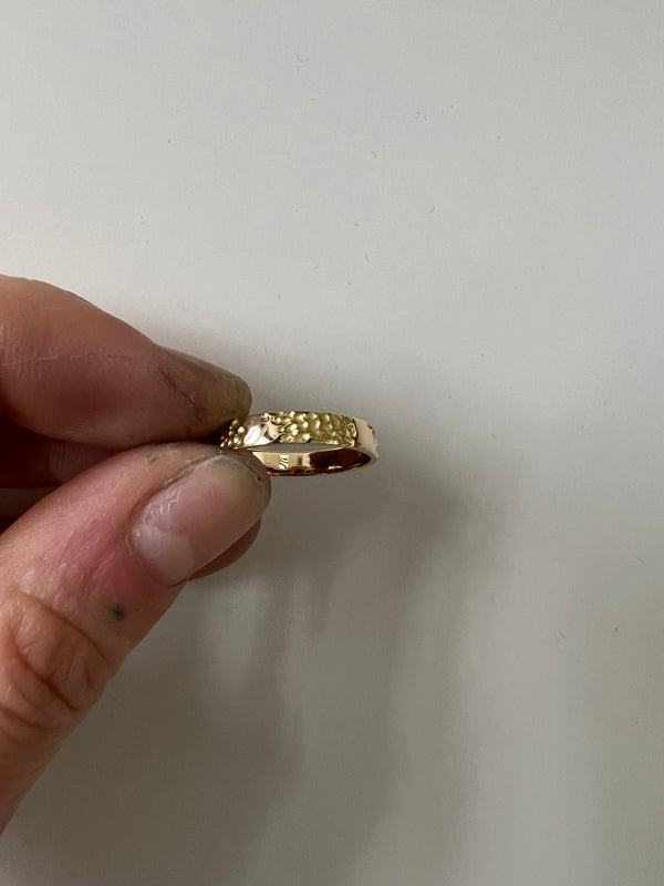 Bague texturée
Bijoux faits main à Lyon
Créatrice / artisane de bijoux
En or 18 carats
Joaillerie responsable
Sur-mesure