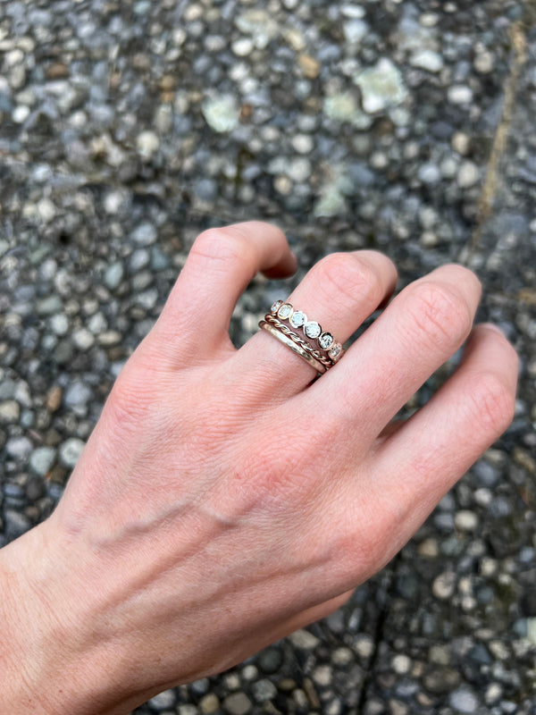 Bague or blanc diamant torsadée et martelée
Bijoux faits main à Lyon
Créatrice / artisane de bijoux
En or 18 carats
Joaillerie responsable