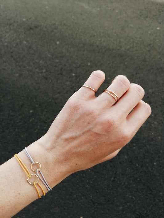Bague et bracelet en or jaune Chifoumi
Bijoux faits main à Lyon
Créatrice / artisane de bijoux
Or 750°/°°
Joaillerie responsable
Sur-mesure