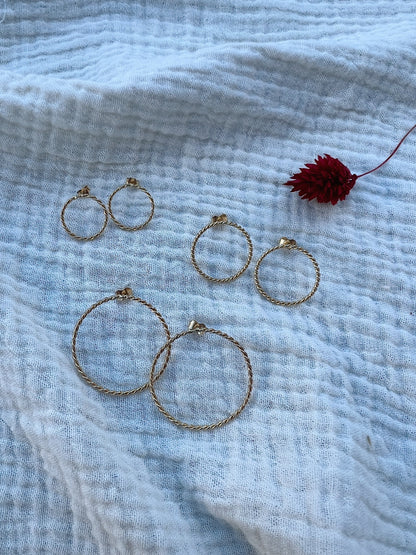 Boucles d'oreille Nanping
Bijoux faits main à Lyon
Créatrice / artisane de bijoux
En or 18 carats
Joaillerie responsable
Sur-mesure