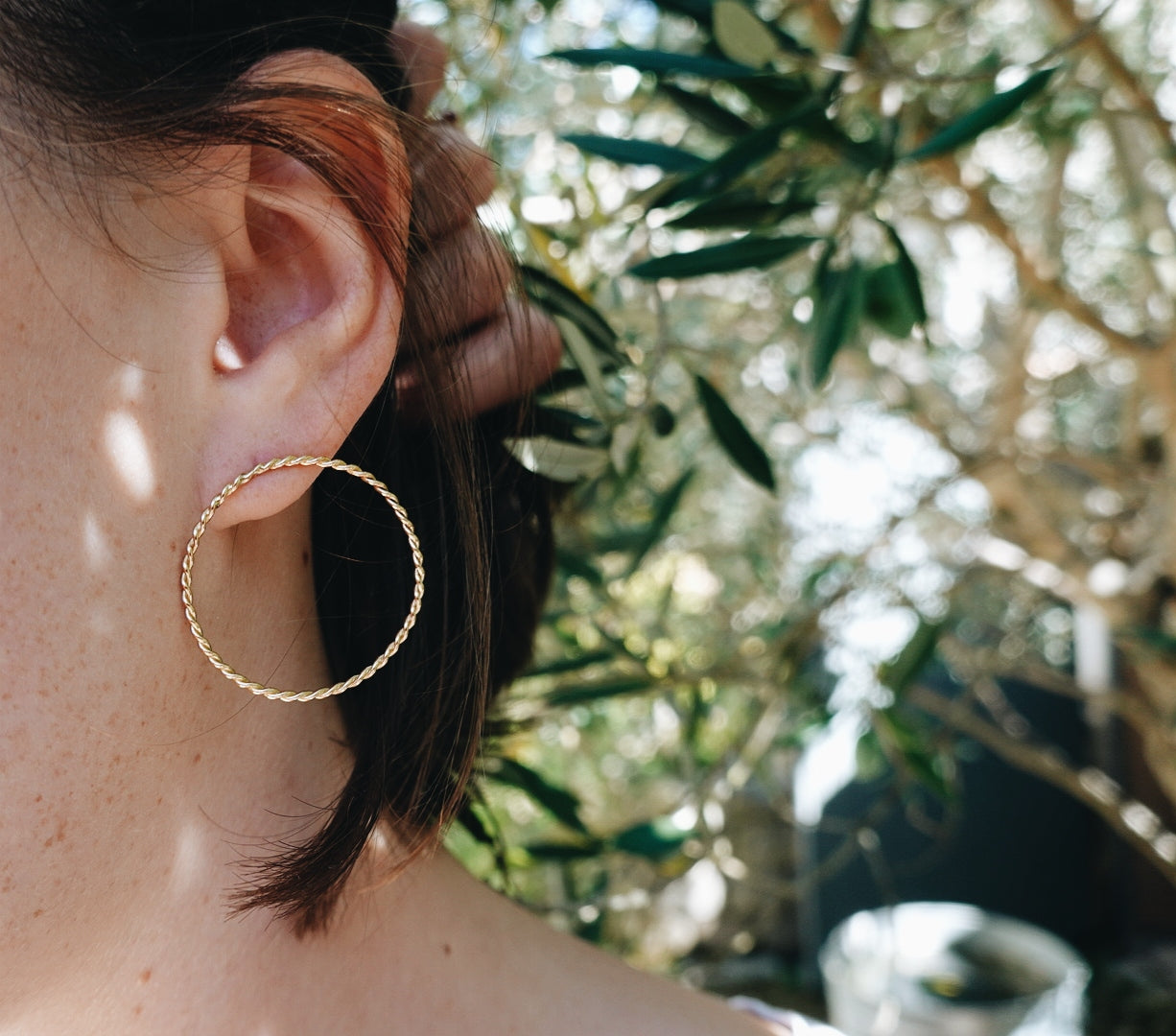 Boucles d'oreille en or jaune taille L
Bijoux faits main à Lyon
Créatrice / artisane de bijoux
En or 18 carats
Joaillerie responsable
Sur-mesure