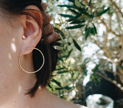 Boucles d'oreille en or jaune taille L
Bijoux faits main à Lyon
Créatrice / artisane de bijoux
En or 18 carats
Joaillerie responsable
Sur-mesure