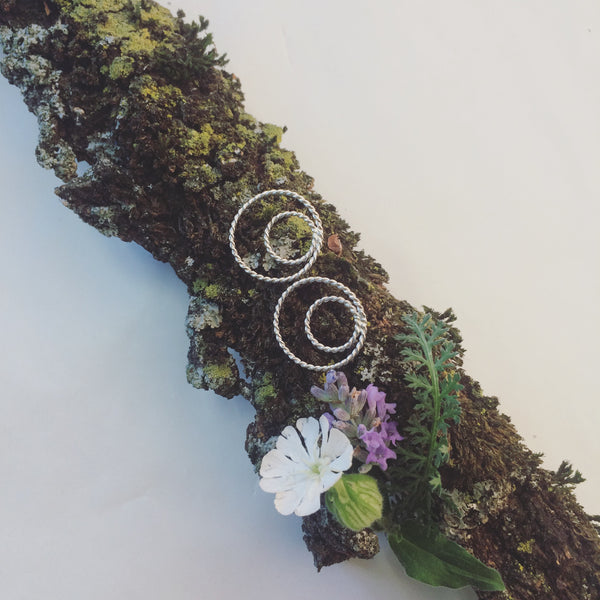 Boucles d'oreilles double torsade
Bijoux faits main à Lyon
Créatrice / artisane de bijoux
En argent
Joaillerie responsable