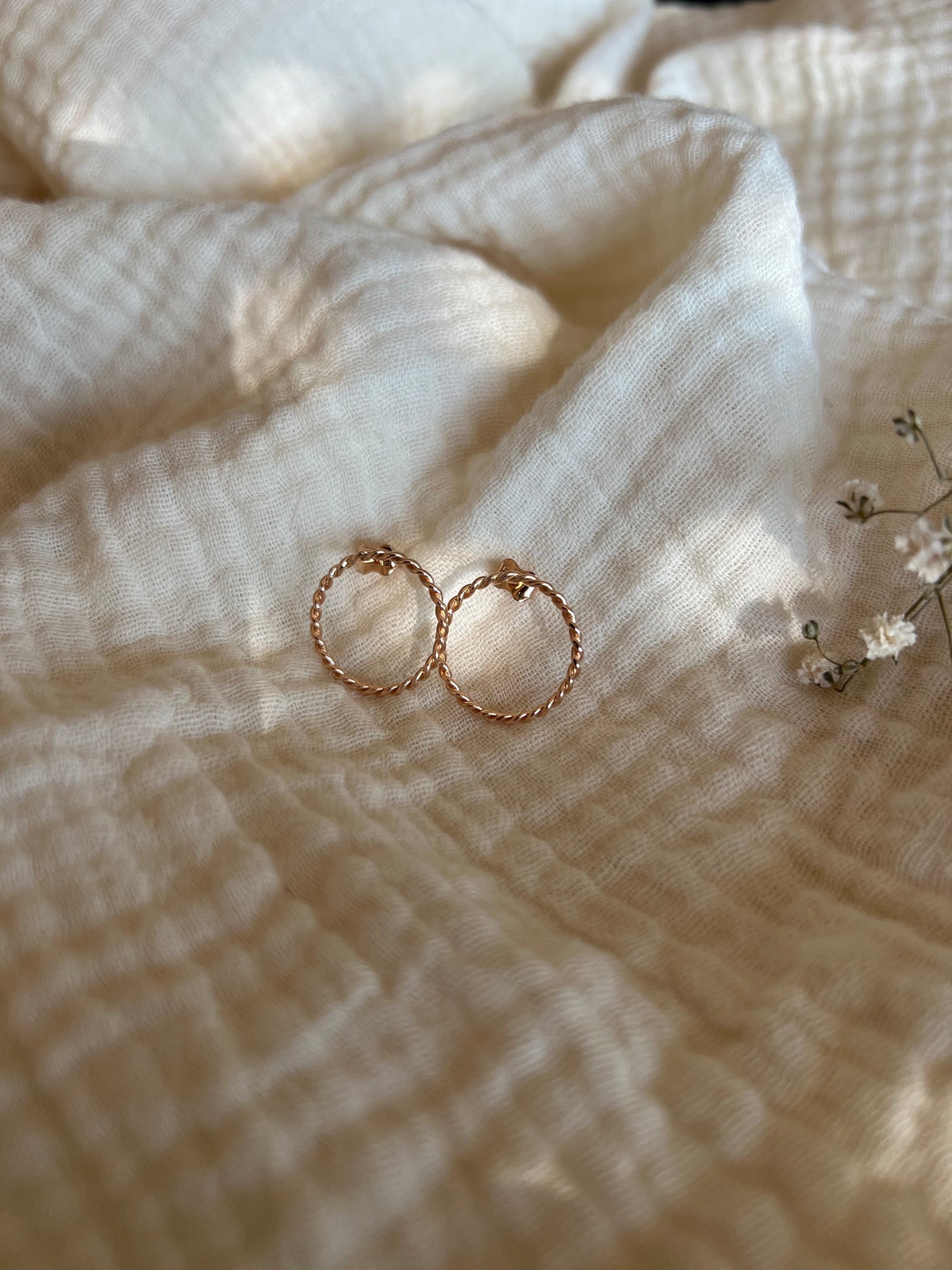 Boucles d'oreilles torsadée en or rouge
Bijoux faits main à Lyon
Créatrice / artisane de bijoux
En or 18 carats
Joaillerie responsable
Sur-mesure