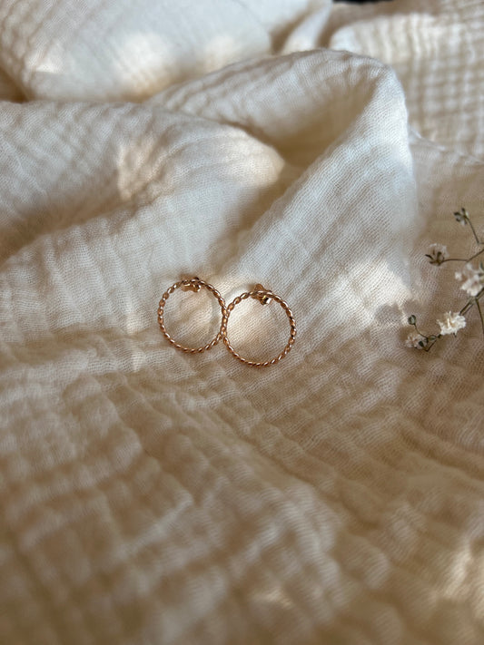 Boucles d'oreilles torsadée en or rouge
Bijoux faits main à Lyon
Créatrice / artisane de bijoux
En or 18 carats
Joaillerie responsable
Sur-mesure