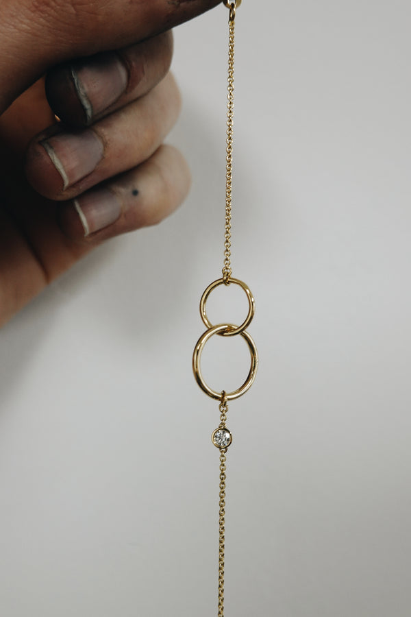 Bracelet en or et diamant
Bijoux faits main à Lyon
Créatrice / artisane de bijoux
En or 18 carats
Joaillerie responsable