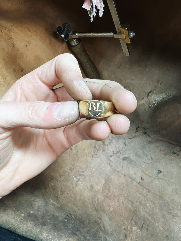 Chevalière or jaune effet brut
Bijoux faits main à Lyon
Créatrice / artisane de bijoux
En or 18 carats
Joaillerie responsable
Sur-mesure