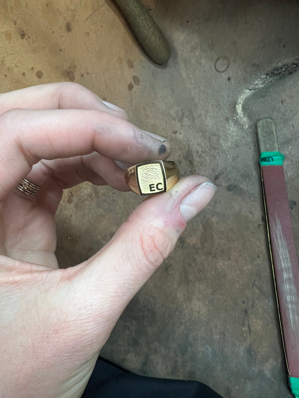 Chevalière or jaune rectangle
Bijoux faits main à Lyon
Créatrice / artisane de bijoux
En or 18 carats
Joaillerie responsable
Sur-mesure