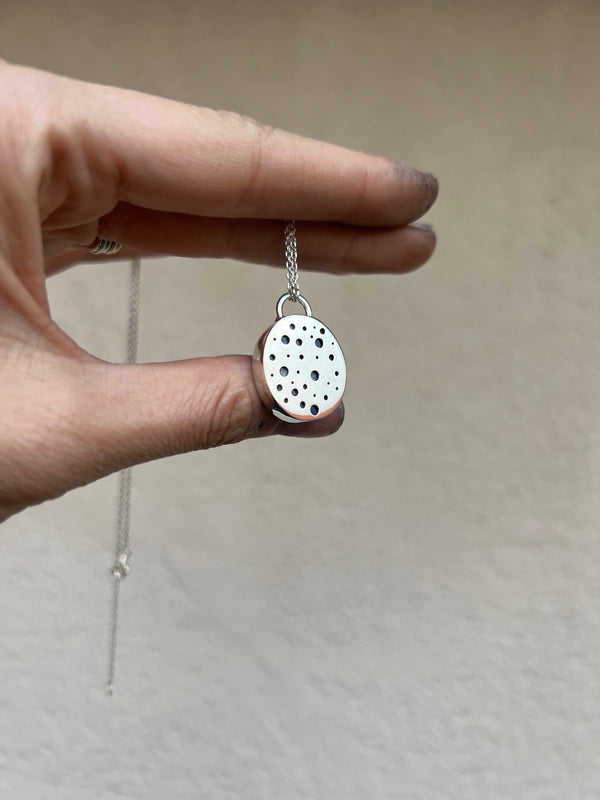 Collier argent ajouré
Bijoux faits main à Lyon
Créatrice / artisane de bijoux
En or 18 carats
Joaillerie responsable
Sur-mesure