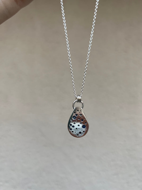 Collier argent ajouré
Bijoux faits main à Lyon
Créatrice / artisane de bijoux
En or 18 carats
Joaillerie responsable
Sur-mesure