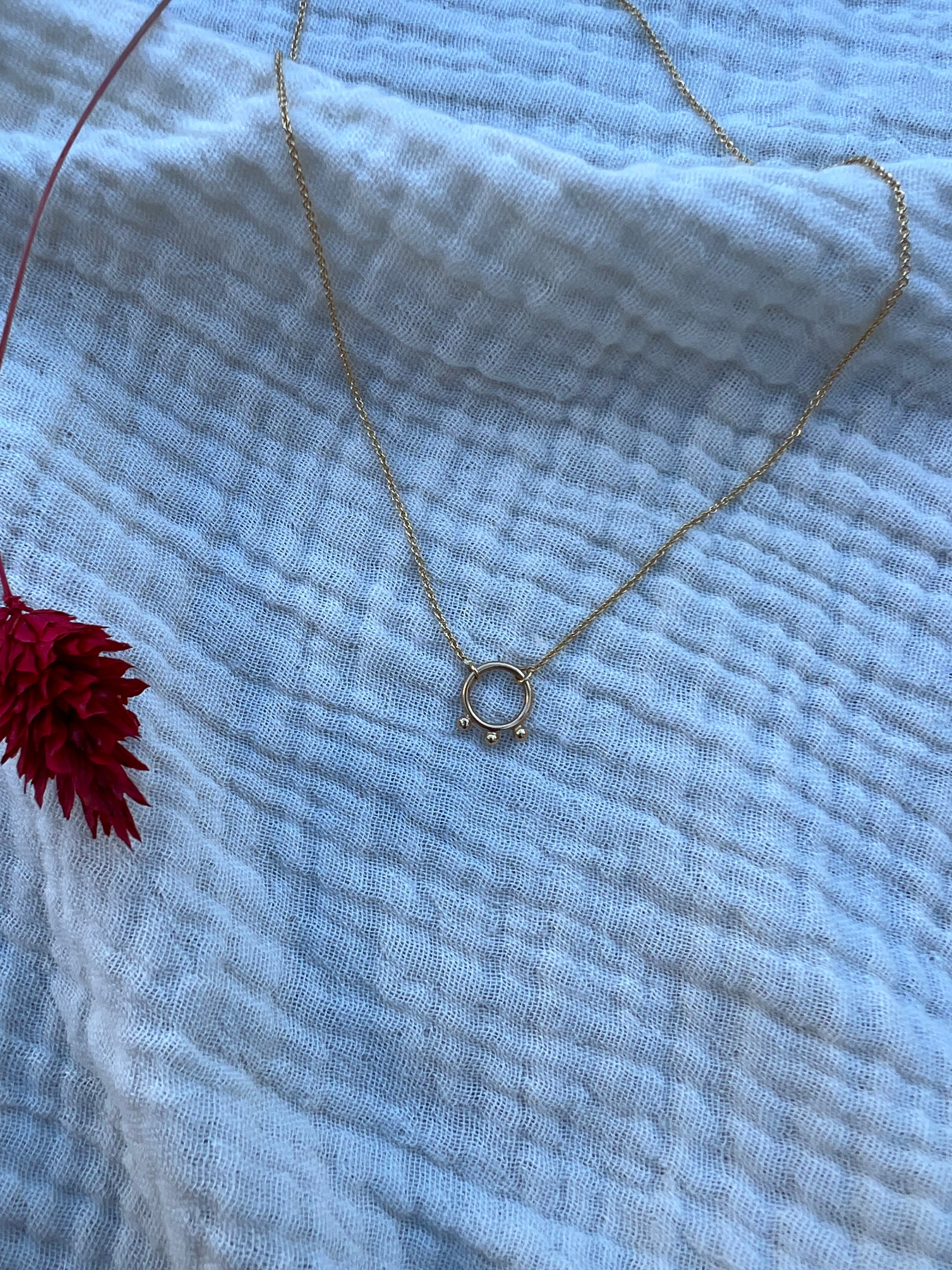 Collier chifoumi en or jaune
Bijoux faits main à Lyon
Créatrice / artisane de bijoux
En or 18 carats
Joaillerie responsable
Sur-mesure