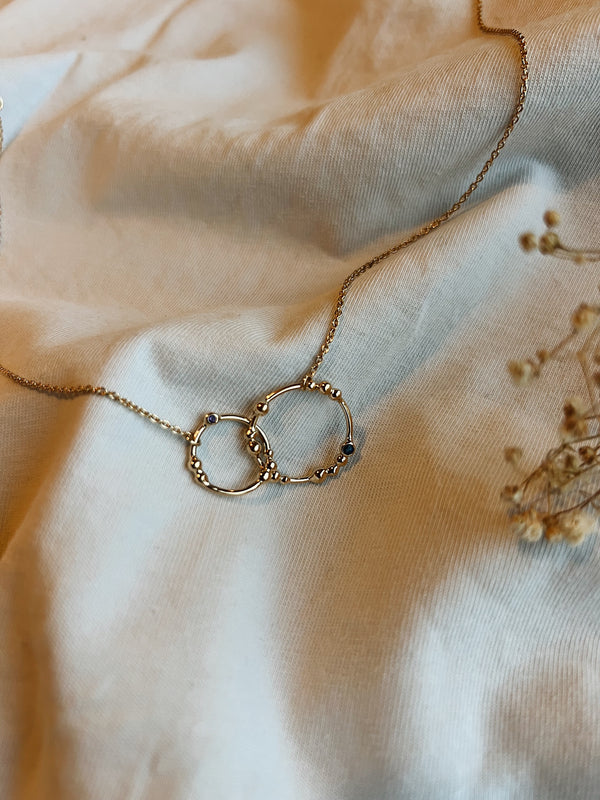 Collier sur-mesure
Bijoux faits main à Lyon
Créatrice / artisane de bijoux
En or 18 carats
Joaillerie responsable
Sur-mesure