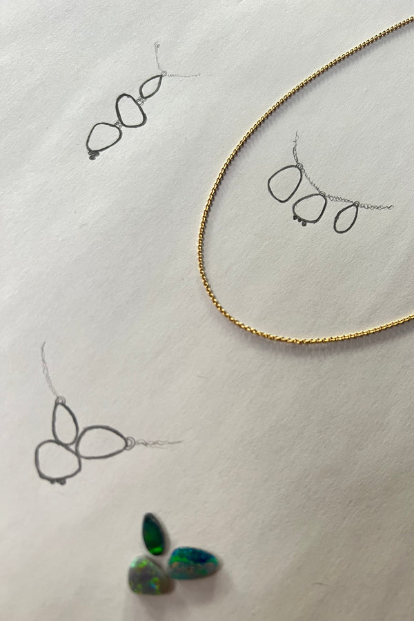 Croquis dessin
Bijoux faits main à Lyon
Créatrice / artisane de bijoux
En or 18 carats
Joaillerie responsable
Sur-mesure