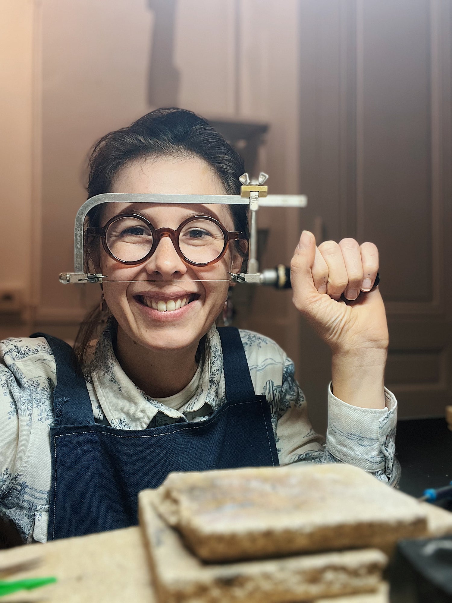 Portrait
Bijoux faits main à Lyon
Créatrice / artisane de bijoux
En or 18 carats
Joaillerie responsable
Sur-mesure