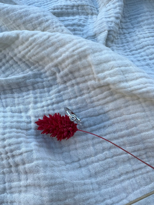 Solitaire diamant  en or blanc sertissage clos
Bijoux faits main à Lyon
Créatrice / artisane de bijoux
En or 18 carats
Joaillerie responsable
Sur-mesure