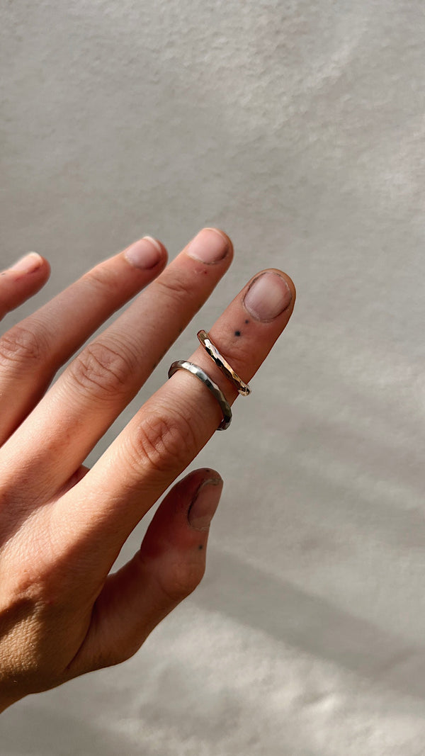 Alliances martelée
Bijoux faits main à Lyon
Créatrice / artisane de bijoux
En or 18 carats et platine
Joaillerie responsable
Sur-mesure