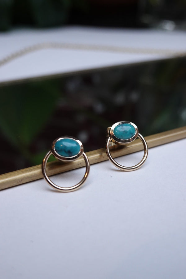 Boucles d’oreilles avec turquoises
Bijoux faits main à Lyon
Créatrice / artisane de bijoux
En or 18 carats
Joaillerie responsable
Sur-mesure